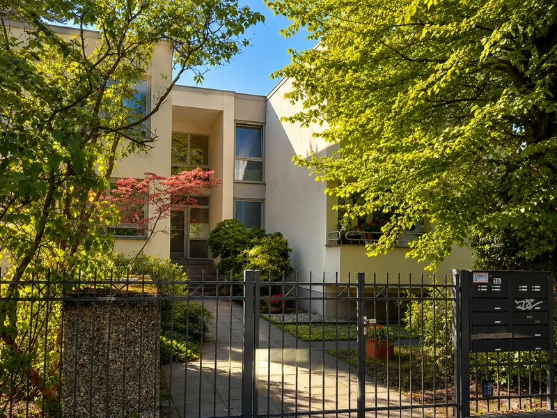 Wohnen im Grünen in Berlin-Dahlem - renovierte 2,5-Zimmer-Wohnung mit Loggia & Garage — photo 1